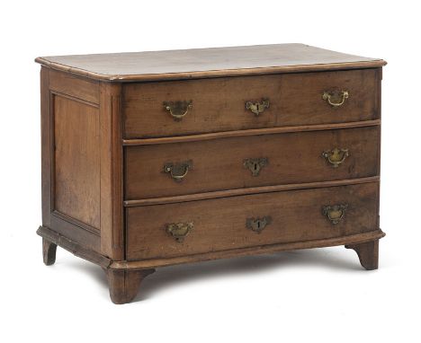 Commode bernoise XVIIIe s. en noyer et placage de noyer à façade galbée en arbalète ouvrant par trois tiroirs 70x101x60 cm