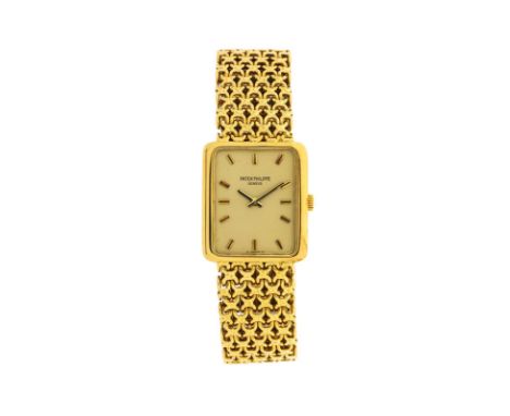 Patek Philippe montre-bracelet en or 750Signée Patek PhilippeMécanique cadran doré mat index et aiguilles dorés et noirs larg