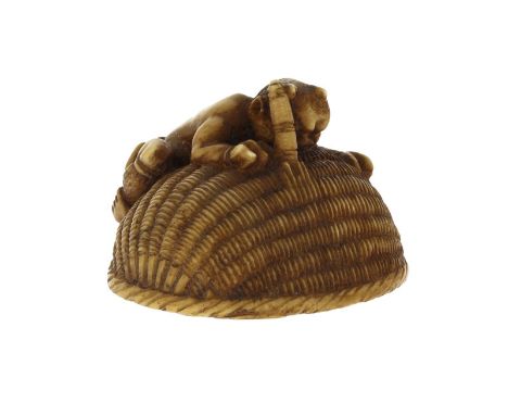 Shoki capturé par un oni petit okimono ou netsuke en ivoire Japon &nbsp époque Meiji h. 3 cm