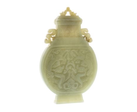 Vase couvert bianhu en jade décor en relief de dragons affrontés Chine fin de la dynastie Qing h. 19 cm A jade moonflask vase