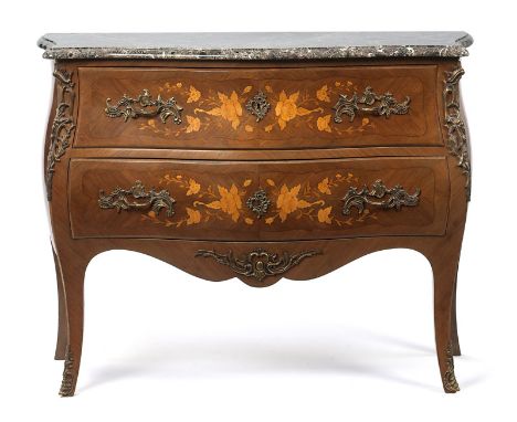 Commode de style Louis XV en placage de bois de rose et marqueterie de bois blond à décor de fleurs à façade galbée ouvrant p