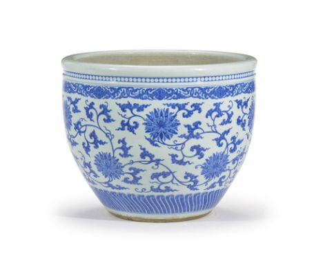 Grand bassin à poissons rouges en porcelaine décor de rinceaux de lotus en bleu sous couverte Chine fin de la dynastie Qing d