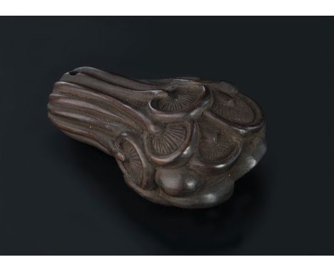 Netsuke en forme de champignon shitake&nbsp en bois Japon époque fin Edo ou Meiji long. 6 cm&nbsp A wood shitake mushroom sha