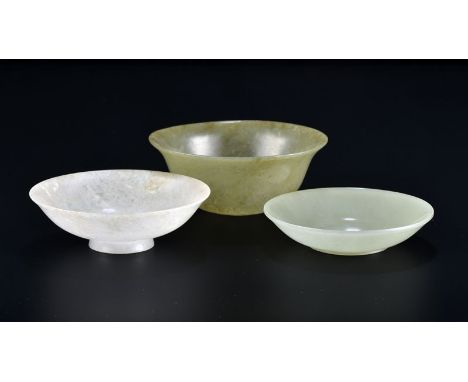 &nbsp 3 coupes en jade Chine dynastie Qing &nbsp diam. 10 5-12 cmProvenance: acquis par l'actuel propriétaire auprès d'une an