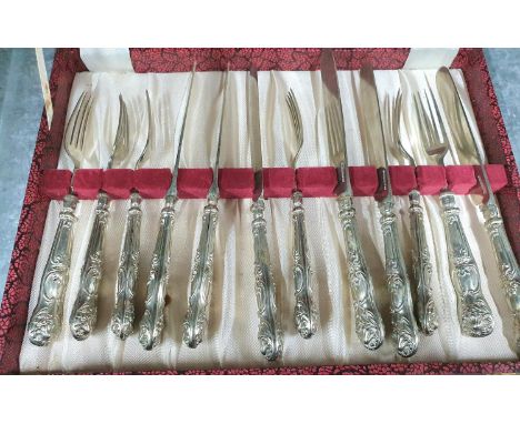 Fine quality, early 20thC boxed set of 6 silver handled knives together with 6 associated forks, also with matching silver ha