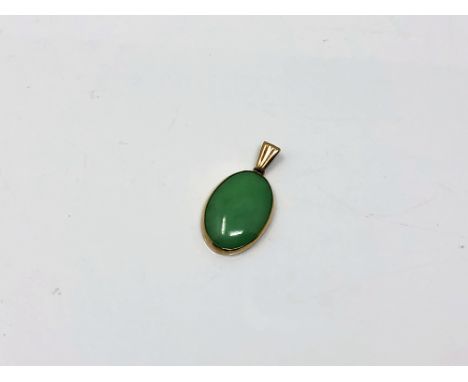 A 9ct yellow gold mounted jade pendant