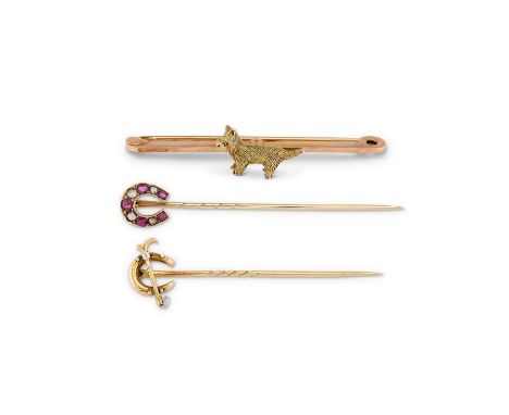 A gold tie clip centred by a Highland terrier and two stick pinsThe gold tie clip centred by a Highland terrier in a fitted c