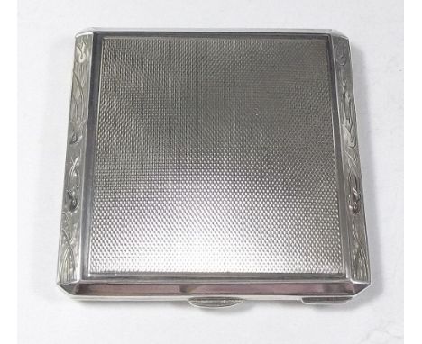 A silver hallmarked compact case, engine turned decoration by William Suckling, Birmingham 1947, total weight 109g 