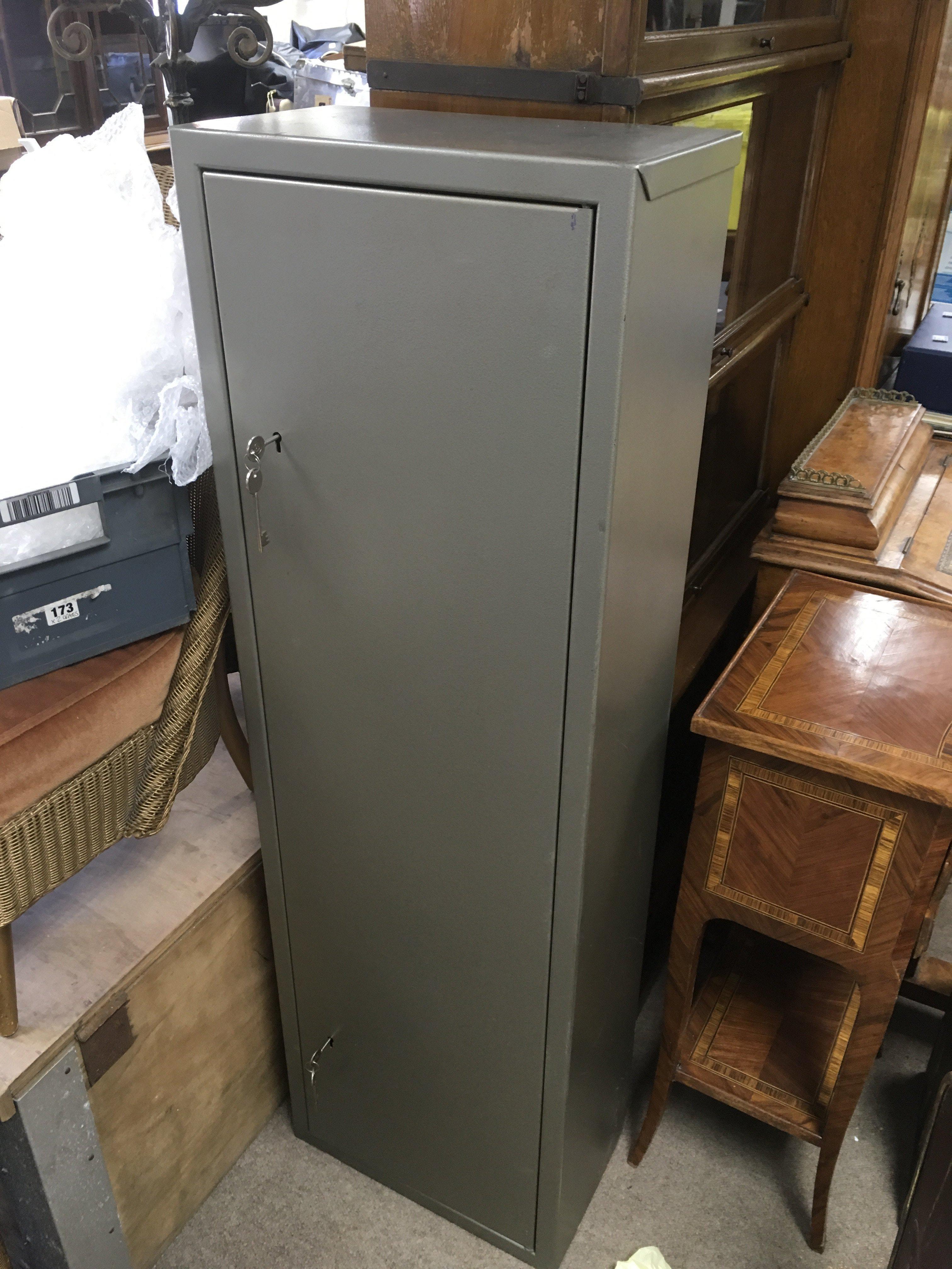 A metal gun approx 41cm x 25cm x 131cm.