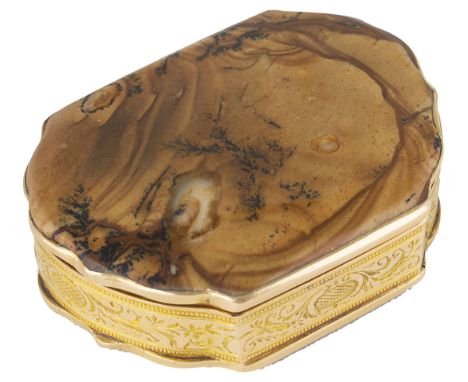 A GOLD-MOUNTED AGATE SNUFF BOX  UNMARKED  PROBABLY ITALIAN  20TH CENTURY cartouche shaped  top and bevelled base with brown m