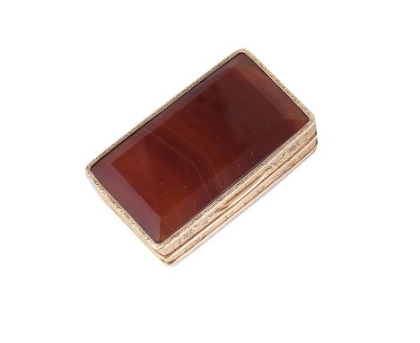 A GOLD AND AGATE SNUFF BOX  CONTINENTAL  PROBABLY SECOND QUARTER 20TH CENTURY rectangular  the lid and base each as a canted 