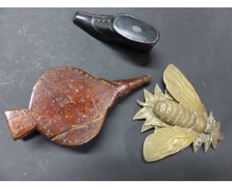 SHOE SNUFF MULL, BEE PIN TRAY, TOGETHER WITH BELLOWS SNUFF BOX