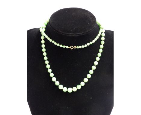A GRADUATED JADE BEAD NECKLACE. 80CM LONG
