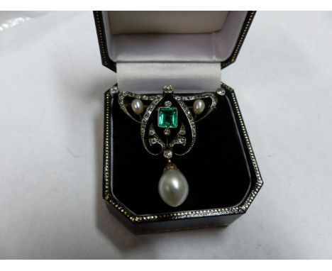 A CIRCA 1920'S DIAMOND AND EMERALD OPENWORK BROOCH WITH PEARL DROPPER. 3.5CM WIDE X 4CM