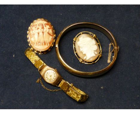 A 9CT GOLD HINGED BANGLE, TWO CAMEO BROOCHES AND A GOLD CASED WATCH