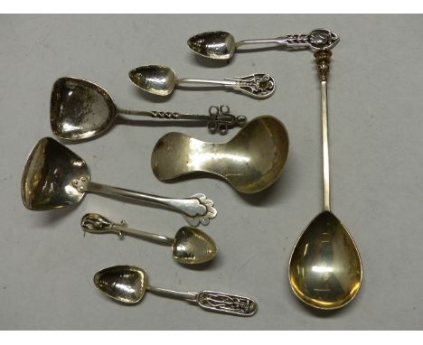 A GUILD OF HANDICRAFT SILVER TEA CADDY SPOON. LONDON 2000 TOGETHER WITH FOUR COFFEE SPOONS, A SILVER CADDY SPOON, EDINBURGH 1