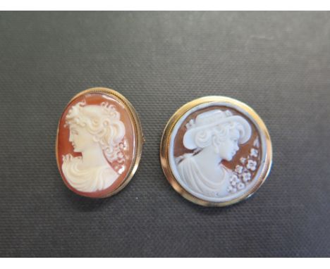 Two shell cameo brooches - Both stamped 750 - Diameter 2.8cms - Length 3.5cms (including pendant fitting) - Total weight appr