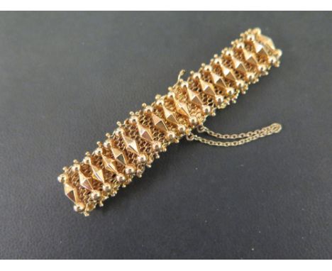 A fancy-link woven bracelet - With bead detail - Stamped 750 - Length 19cms - Weight approx 25.9gms
Condition Report: Good - 