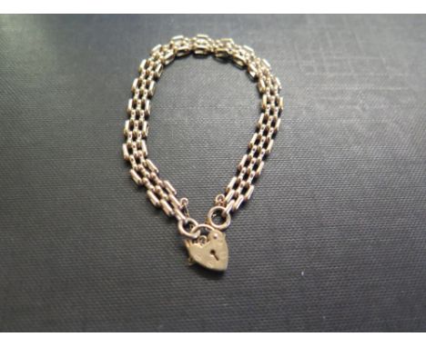 A 9ct gold bracelet - With padlock clasp - Hallmarked Birmingham - Length 18cms - Weight approx 8.8gms
Condition Report: Good