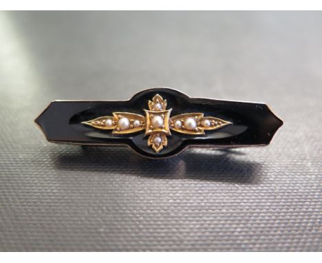 A late 19th century/ early 20th century 9ct gold onyx and seed pearl memorial brooch - Length 5cms - Weight approx 7.0gms
Con