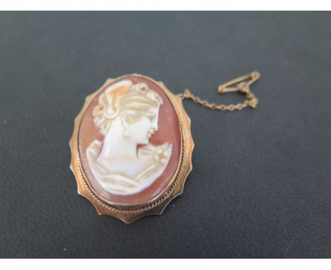 A shell cameo brooch - Within a 9ct gold surround - Hallmarked Birmingham - Length 3.5cms - Weight approx 6.3gms
Condition Re