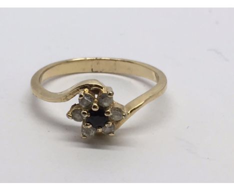 A gold cluster ring.Approx size K