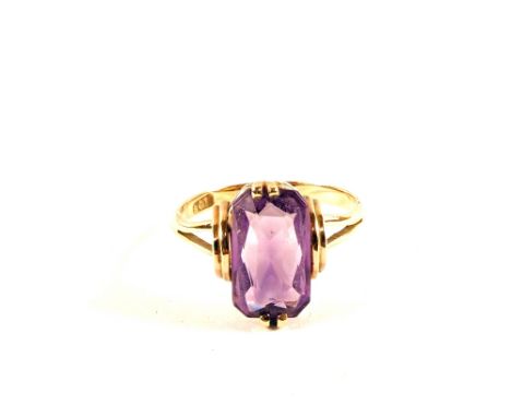 A 9ct Gold and Amethyst ring, size M