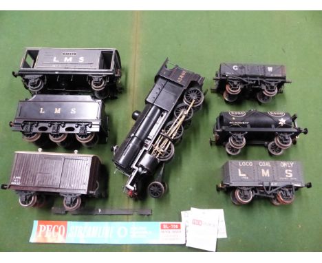 A PECO LMS ELECTRIC 0 GUAGE LOCOMOTIVE, TENDER, TWO OPEN CARRIAGES, ANOTHER ENCLOSED, AN ESSO CARRIAGE AND A TENDER