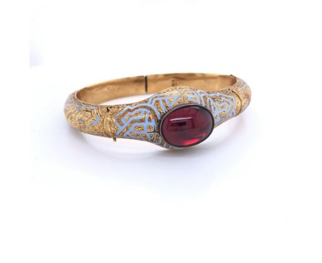 AN ANTIQUE GOLD AND ENAMEL ARTICULATED BANGLE, SET WITH AN OVAL RED CABOCHON, FINELY ENGRAVED WITH A GEOMETRIC AND SCROLL DES