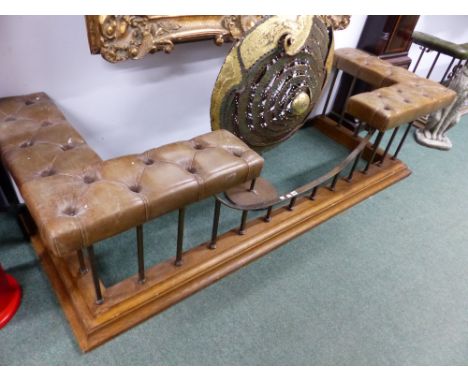 A CLUB FENDER WITH BUTTONED OLIVE GREEN LEATHER SEATS AT EACH END ON BRASS COLUMNS ENDING IN AN OAK PLINTH.   W 223 x D 79 x 