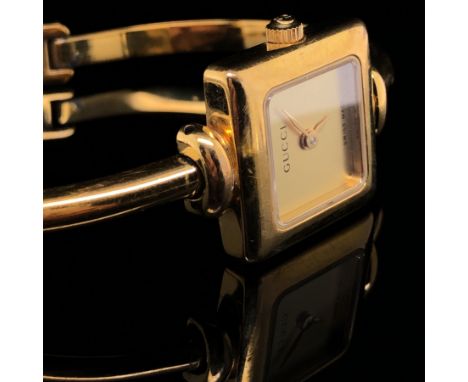 GUCCI GOLD PLATED LADIES BANGLE WATCH, REF. 1900L. GOLD DIAL, GOLD HANDS, QUARTZ MOVEMENT, LADDER CLASP. 