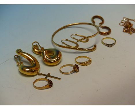 GOLD AND GEMSET JEWELLERY TO INCLUDE A PAIR OF LARGE 9ct GOLD LEVER BACK DROP EARRINGS, AND TWO FURTHER PAIRS OF CREOLE HOOPS