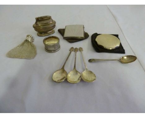 A quantity of silver and silver plate to include a cigarette case, a compact, a lighter and a mesh coin holder  (9)