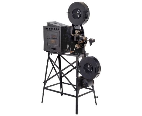 Stummfilmprojektor, um 1912Vermutlich ICA "Lloyd" der ICA, Dresden. Projektionskopf mit Malteserkreuz-Schaltwerk. Vorderblend