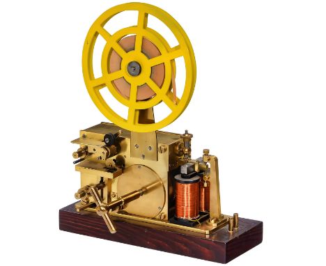 Morse-Farbschreibertelegraph aus Messing, um 1890Unbezeichnet, Federwerkantrieb (funktioniert), Aufsatz mit 1 Spule, Holzsock