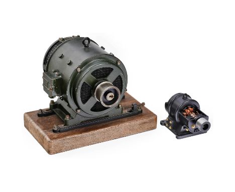 Dynamo-Generator für eine DampfmaschineGehäuse aus Gußmetall, Kollektorverkleidung zum Öffnen, Riemenscheibe, auf Holzsockel,