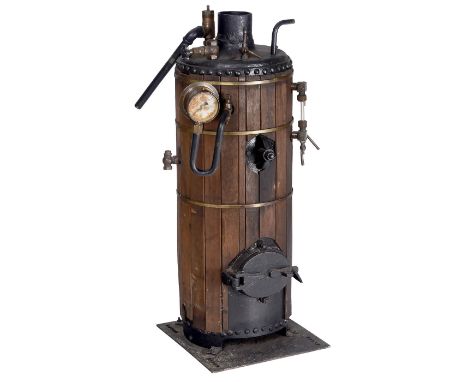 Großer Kessel für eine Dampfmaschine, um 1900Für Kohlebefeuerung, genieteter Gußmetall-Kessel, mit Holz beplankt und mit Mess