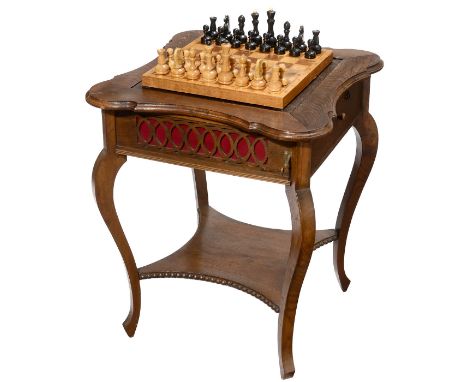 Spieltisch mit eingebautem Grammophon, um 1930Eichengehäuse, 60 x 60 x 70 cm, Innenteil der Tischplatte um 180° drehbar, entw