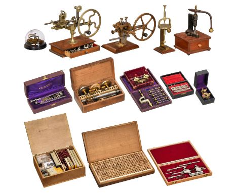 Sammlung Uhrmacherwerkzeug, um 19001) Uhrmacher-Räderwälzmaschine, unbezeichnet, Spezialmaschine zur Herstellung von Zahnräde