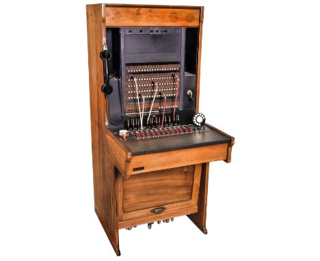 Deutsche Telephonzentrale, 1928Hersteller: E. Zwietusch &amp; Co., Telephon-Apparate-Fabrik, Berlin. Glühlampenschrank aus ei
