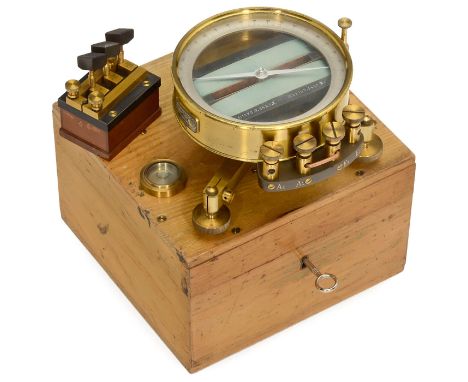 Nadelgalvanometer von Siemens &amp; Halske, um 1910Berlin, Nr. 7353, original zaponiertes Messing, Ø 14 cm, mit Stöpselbrücke