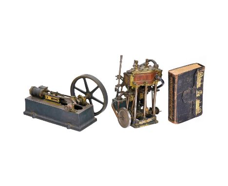2 Modell-Dampfmaschinen1) Präzisionsmodell einer stehenden Zweizylinder-Dampfmaschine, um 1960, Verbunddampfmaschine, hergest