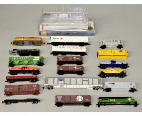 Bachmann N Gauge Union Pacific loco and rolling stock, various makers, all unboxed, (16)