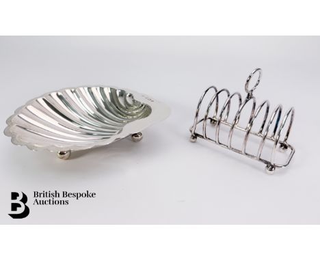 Silver scallop butter pat, Birmingham hallmark dated 1906, mm rubbed, approx 13 x 14.3 cms, 90.1 gms and a silver six slice t