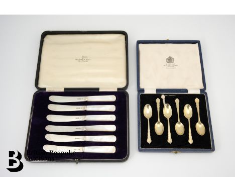 Set of mother of pearl and silver butter knives, Sheffield hallmark, dated 1917, mm Walker &amp; Hall, in the original box to