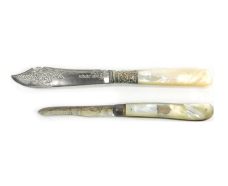 A George V silver and mother of pearl handled fruit knife, Sheffield 1919, 14cm long, together with a butter knife with mothe
