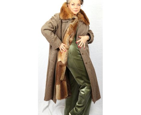 SARTORIA VERZOLA. An Italian good-quality bespoke tailor-made, herring-bone tweed ladies overcoat with detachable real musqua