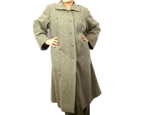 SARTORIA VERZOLA. An Italian good-quality bespoke tailor-made green tweed ladies overcoat with silky lining. Generous size UK