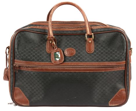 GUCCI zipped travel bag in brown leather and black monogrammed canvas with three main compartments and luggage tag. Gold colo