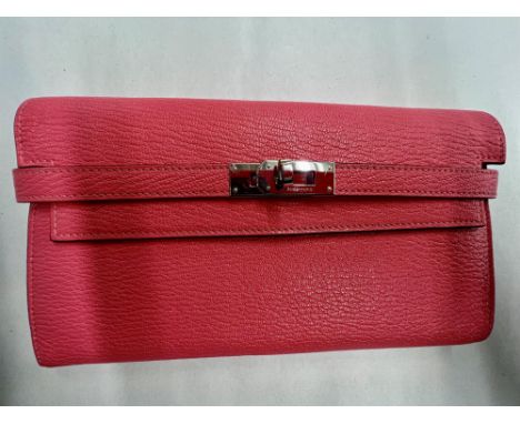 HERMES. An Epsom leather Kelly longue rose wallet with silver coloured hardware (SCH) (H12cm x W20cm x D3cm) Carrying serial 